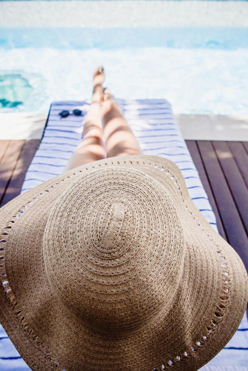 Rumba Beach Resort Καλούντρα Εξωτερικό φωτογραφία Sunbathing