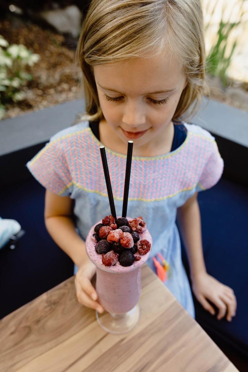 Rumba Beach Resort Καλούντρα Εξωτερικό φωτογραφία A girl with a smoothie
